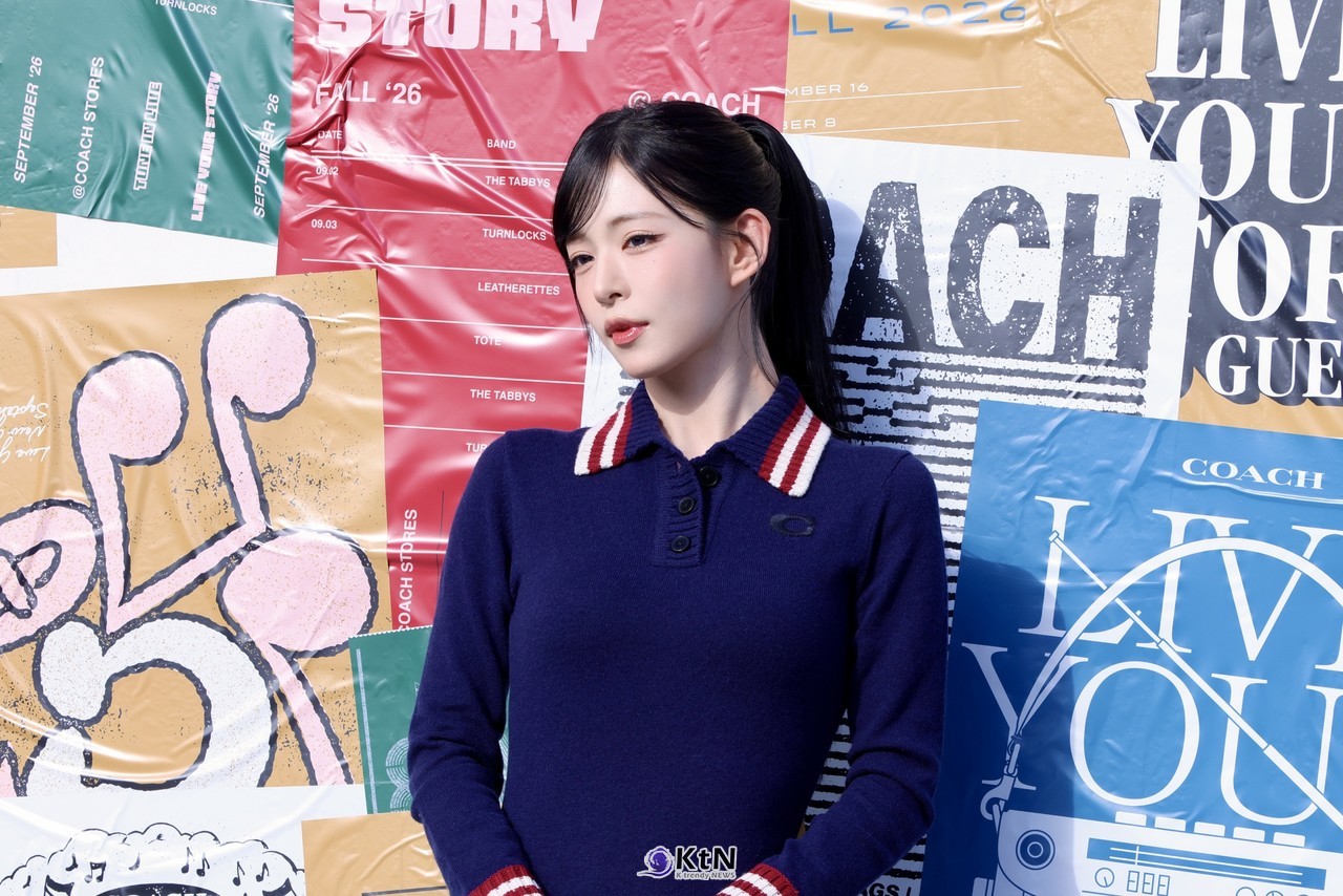 [KtN 현장포토] 가을 정취 입은 단아한 발걸음… 이채영, 시선이 머무는 팝업 나들이 그룹 프로미스나인(fromis_9)의 이채영이 가을 정취가 물씬 풍기는 프레피룩으로 성수동 일대에 클래식한 멋을 수놓았다. 사진=2026. 10.23.K trendy NEWS DB ⓒ케이 트렌디뉴스 무단전재 및 수집, 재배포금지