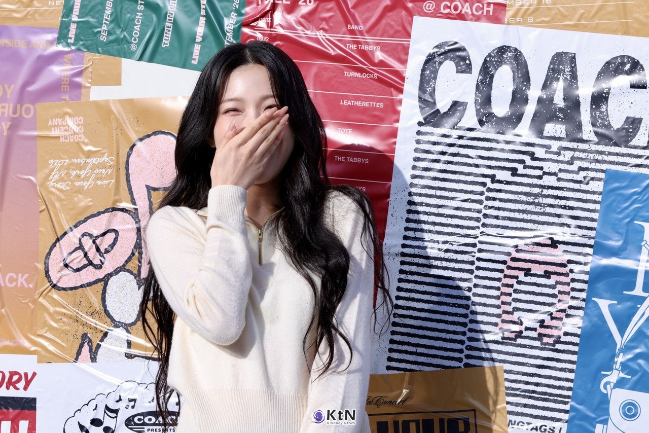 [KtN 현장포] 프로미스나인 백지헌, 성수동 홀린 요정 비주얼… '심쿵 손키스'  코치(COACH)의 ‘코치 LIVE YOUR STORY 팝업’ 오픈 기념 포토콜 사진=2026. 10.23.K trendy NEWS DB ⓒ케이 트렌디뉴스 무단전재 및 수집, 재배포금지