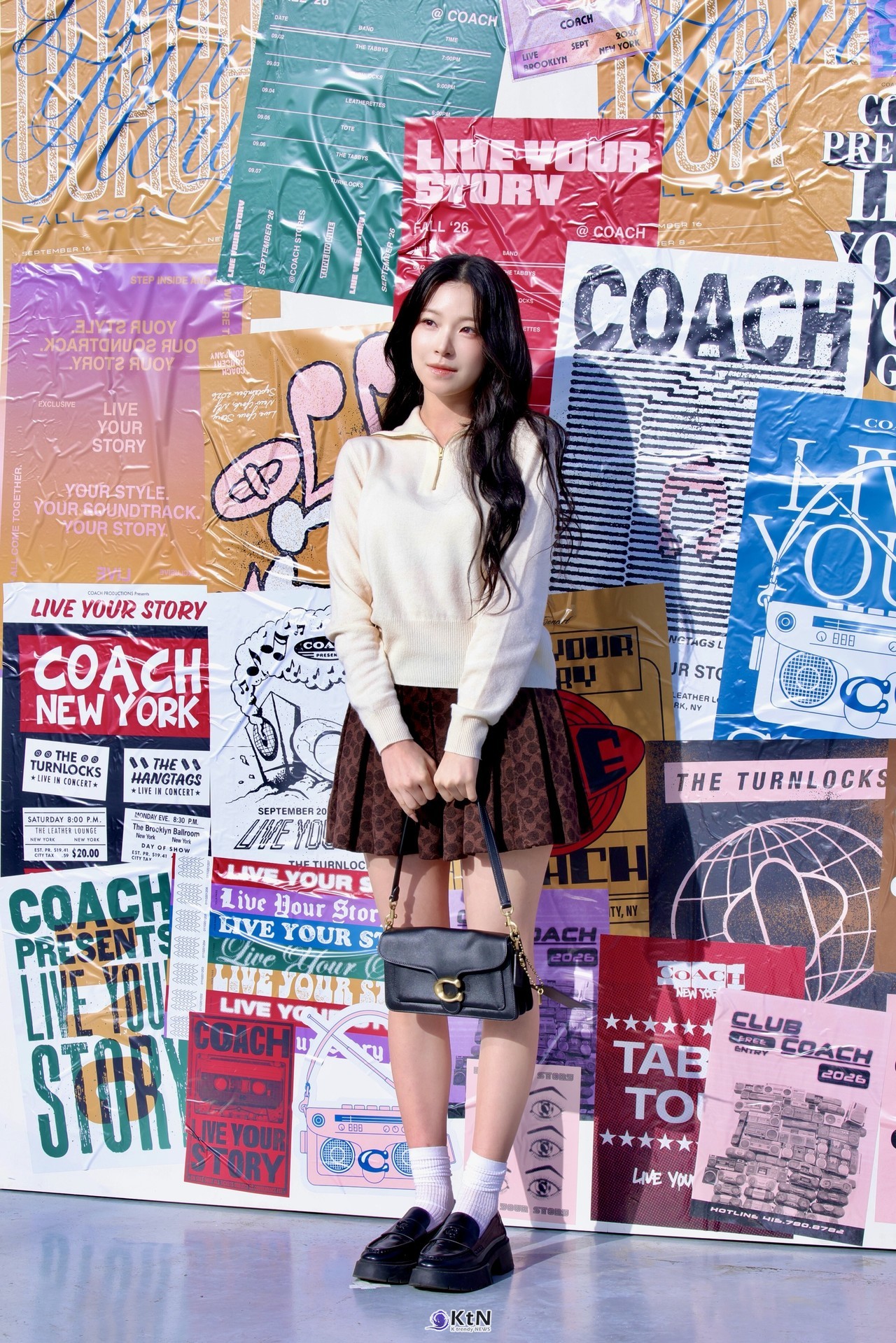[KtN 현장포토] 그룹 프로미스나인의 백지헌이 성수동의 가을 햇살과 어우러진 코치(COACH) 팝업 전시에서 포근한 크림색 니트 차림으로 서정적인 분위기를 자아냈다.  사진=2026. 10.23.K trendy NEWS DB ⓒ케이 트렌디뉴스 무단전재 및 수집, 재배포금지