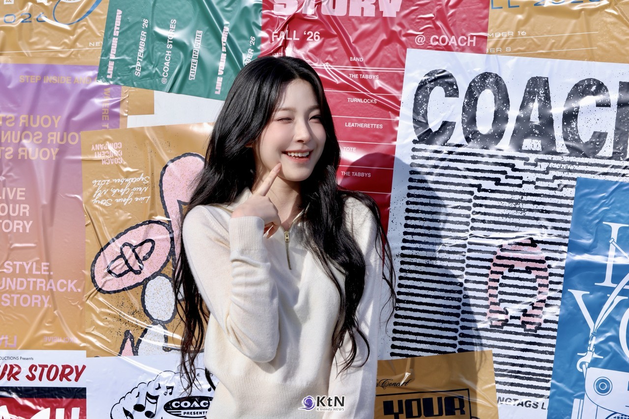 [KtN 현장포토] 그룹 프로미스나인의 백지헌이 성수동의 가을 햇살과 어우러진 코치(COACH) 팝업 전시에서 포근한 크림색 니트 차림으로 서정적인 분위기를 자아냈다.  사진=2026. 10.23.K trendy NEWS DB ⓒ케이 트렌디뉴스 무단전재 및 수집, 재배포금지