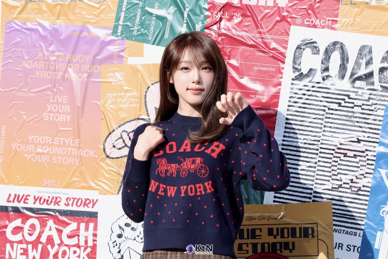 [KtN 현장포토] '스쿨룩도 힙하게' 최예나, 체크 스커트+롱부츠로 완성한 가을 핫걸 ... '코치 LIVE YOUR STORY 팝업' 오픈 포토콜  사진=2026. 10.23.K trendy NEWS DB ⓒ케이 트렌디뉴스 무단전재 및 수집, 재배포금지