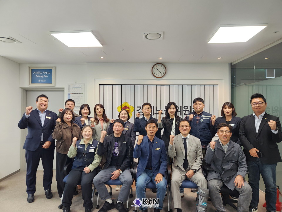 경기도의회 경제노동위원회 이기대 의원(더불어민주당, 고양9)은 20일 도의회 소회의실에서 경기지역자치단체공무직협의회와 간담회를 열고 31개 시·군 공무직의 처우 격차 해소와 경기도 차원의 소통 체계 구축 방안을 논의했다.  /사진=이기대 경기도의원 페이스북, K trendy NEWS DB ⓒ케이 트렌디뉴스 무단전재 및 수집, 재배포금지