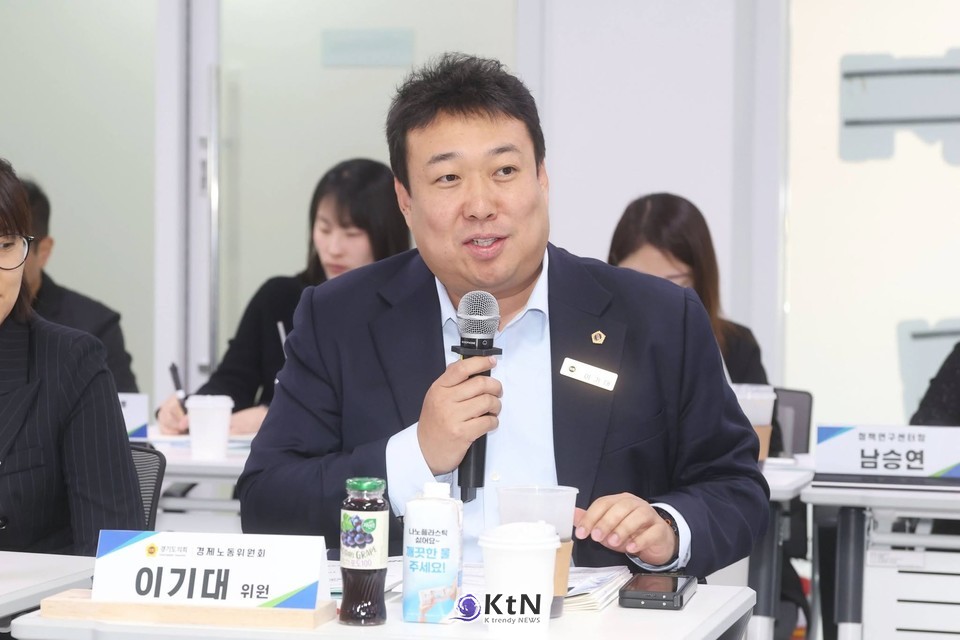 경기도의회 경제노동위원회 이기대 의원(더불어민주당, 고양9)은 20일 도의회 소회의실에서 경기지역자치단체공무직협의회와 간담회를 열고 31개 시·군 공무직의 처우 격차 해소와 경기도 차원의 소통 체계 구축 방안을 논의했다. /사진=이기대 경기도의원 페이스북, K trendy NEWS DB ⓒ케이 트렌디뉴스 무단전재 및 수집, 재배포금지