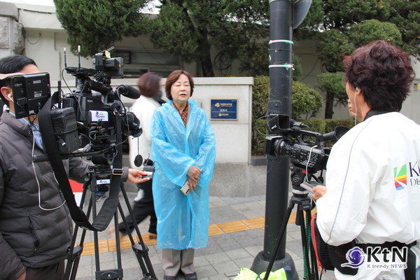 윤경례 의원이 언론과 인터뷰하고 있다. (사진=조영식 기자)