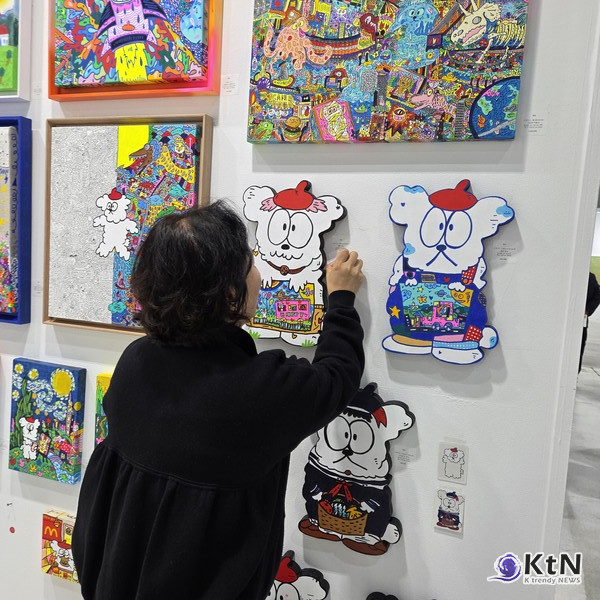 관람객이 도로보도그의 외곽선을 살려 제작한 팻두 작가의 작품을 구매하고 있다. 사진 제공=팻두 / K trendy NEWS DB ⓒ케이 트렌디뉴스 무단전재 및 수집, 재배포금지