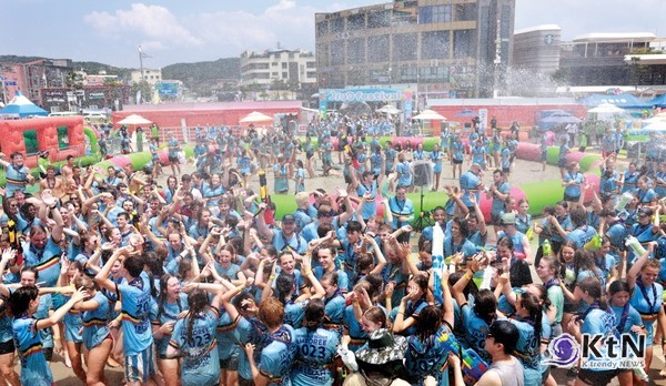 보령머드축제 빛낸 이찬원…지역 문화 활성화 견인한 '찬또테이너'의 존재감...가수 이찬원이 지난 4일 방송된 KBS 2TV '2026 보령머드축제 K-POP SUPER LIVE'에서 만능 엔터테이너로서의 역량을 유감없이 발휘하며 지역 문화 축제의 위상을 한 단계 끌어올렸다.  사진=2026. 08.05 세계인이 찾아오는 대천해수욕장의 보령머드축제 (보령시청) K trendy NEWS DB ⓒ케이 트렌디뉴스 무단전재 및 수집, 재배포금지