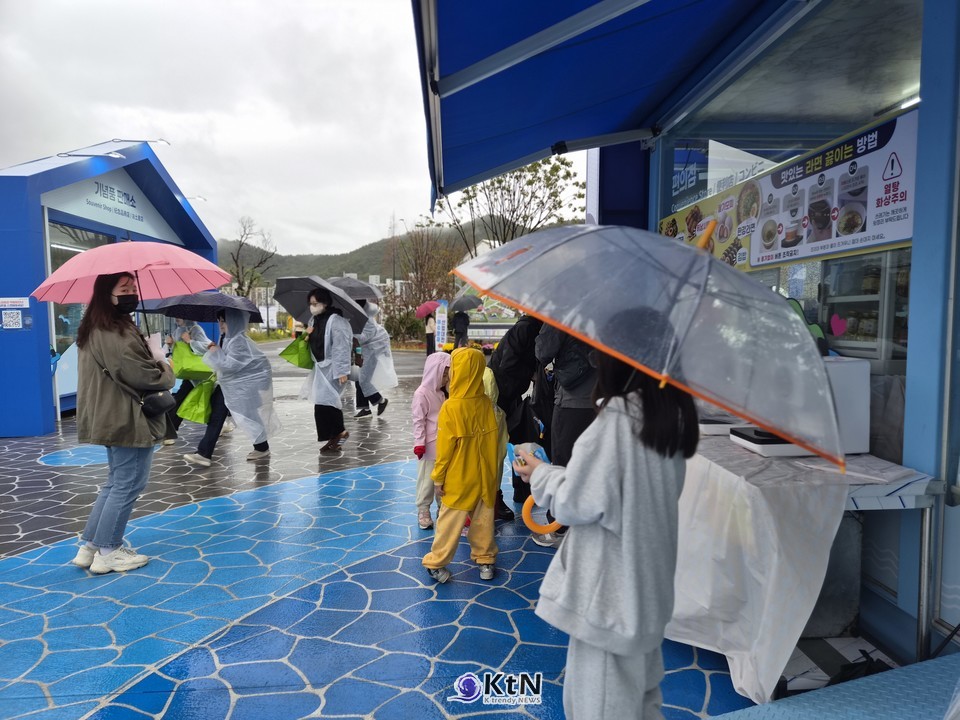 10월 24일 비가 내리는 여수세계섬박람회 주행사장에서 관람객들이 우산을 쓰고 이동하고 있다. 궂은 날씨에도 행사장 안내와 관람객 응대는 이어졌다. 사진= K trendy NEWS DB ⓒ케이 트렌디뉴스 무단전재 및 수집, 재배포금지