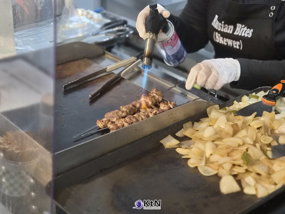 여수세계섬박람회 식당·마켓섬의 조리 담당자가 철판에서 음식을 만들고 있다. 행사장에는 즉석 조리와 판매가 가능한 식음료 매장이 운영됐다. 사진= K trendy NEWS DB ⓒ케이 트렌디뉴스 무단전재 및 수집, 재배포금지