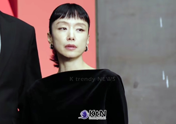 배우 전도연이 이창동 감독의 신작 영화 '가능한 사랑'을 통해 한국 배우 최초로 미국 아카데미(오스카) 여우주연상 후보에 지명될 수 있다는 할리우드리포터 등 북미 주요 매체들의 전망이 제기됐다. 사진=2026. 10.27. 넷플릭스 영상 갈무리  K trendy NEWS DB ⓒ케이 트렌디뉴스 무단전재 및 수집, 재배포금지