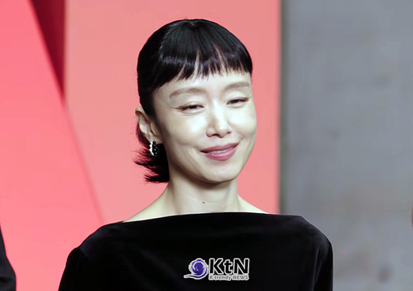 배우 전도연이 이창동 감독의 신작 영화 '가능한 사랑'을 통해 한국 배우 최초로 미국 아카데미(오스카) 여우주연상 후보에 지명될 수 있다는 할리우드리포터 등 북미 주요 매체들의 전망이 제기됐다. 사진=2026. 10.27. 넷플릭스 영상 갈무리  K trendy NEWS DB ⓒ케이 트렌디뉴스 무단전재 및 수집, 재배포금지