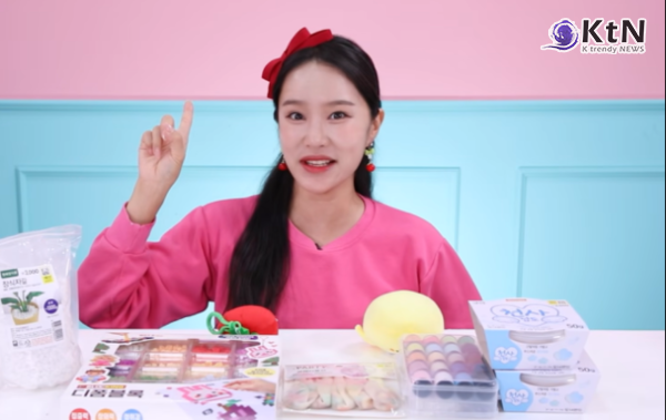 27일 유명 유튜버 헤이지니가 운영하는 기업 키즈웍스는 과거 자사 중국어 채널 크리에이터로 근무했던 전 직원의 열악한 노동 환경 폭로에 대해 "당시 상황에 대한 서로 다른 기억과 인식이 존재한다"며 공식 입장을 내고 사실관계 바로잡기에 나섰다.  사진=2026. 10.27. 유튜브 영상 갈무리 K trendy NEWS DB ⓒ케이 트렌디뉴스 무단전재 및 수집, 재배포금지