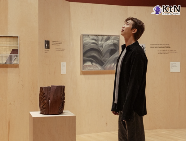 방탄소년단(BTS) 멤버 RM이 참여한 미국 샌프란시스코 현대미술관(SFMOMA) 소장품 전시에 6만 6000장 이상의 티켓이 판매되며 사전 예매율이 미술관 역대 전시 대비 6배 급증했다.  사진=2026. 10.27. 빅히트뮤직, SFMOMA SNS 캡처 K trendy NEWS DB ⓒ케이 트렌디뉴스 무단전재 및 수집, 재배포금지