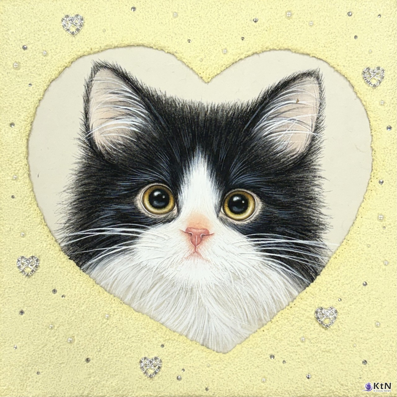 정교한 털 표현과 동그란 눈망울이 돋보이는 고양이 작품 '포근포근 10'(20×20cm, 장지에 혼합재료, 2026). 하트 모양의 구도와 부드러운 노란빛 배경이 따뜻하고 사랑스러운 분위기를 전한다. 사진 제공=작가 제공 / K trendy NEWS DB ⓒ케이 트렌디뉴스 무단전재 및 수집, 재배포 금지