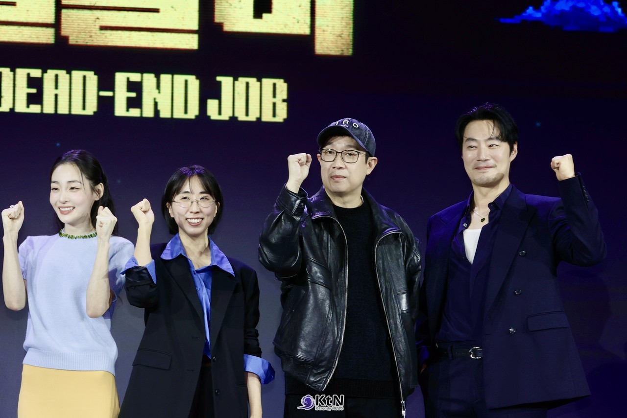 [KtN 현장포토] '생계형 호러' 출격… 넷플릭스 '꿀알바' 주역들의 파이팅 포즈 ...대형 스크린에 '꿀알바 DEAD-END JOB' 로고가 띄워진 무대 중앙, 배우 김민하(왼쪽부터)와 김다민 감독, 한준희 기획총괄, 배우 이희준이 나란히 서서 오른손 주먹을 쥔 채 취재진의 카메라를 응시하고 있다.   사진=2026. 10.28.K trendy NEWS DB ⓒ케이 트렌디뉴스 무단전재 및 수집, 재배포금지
