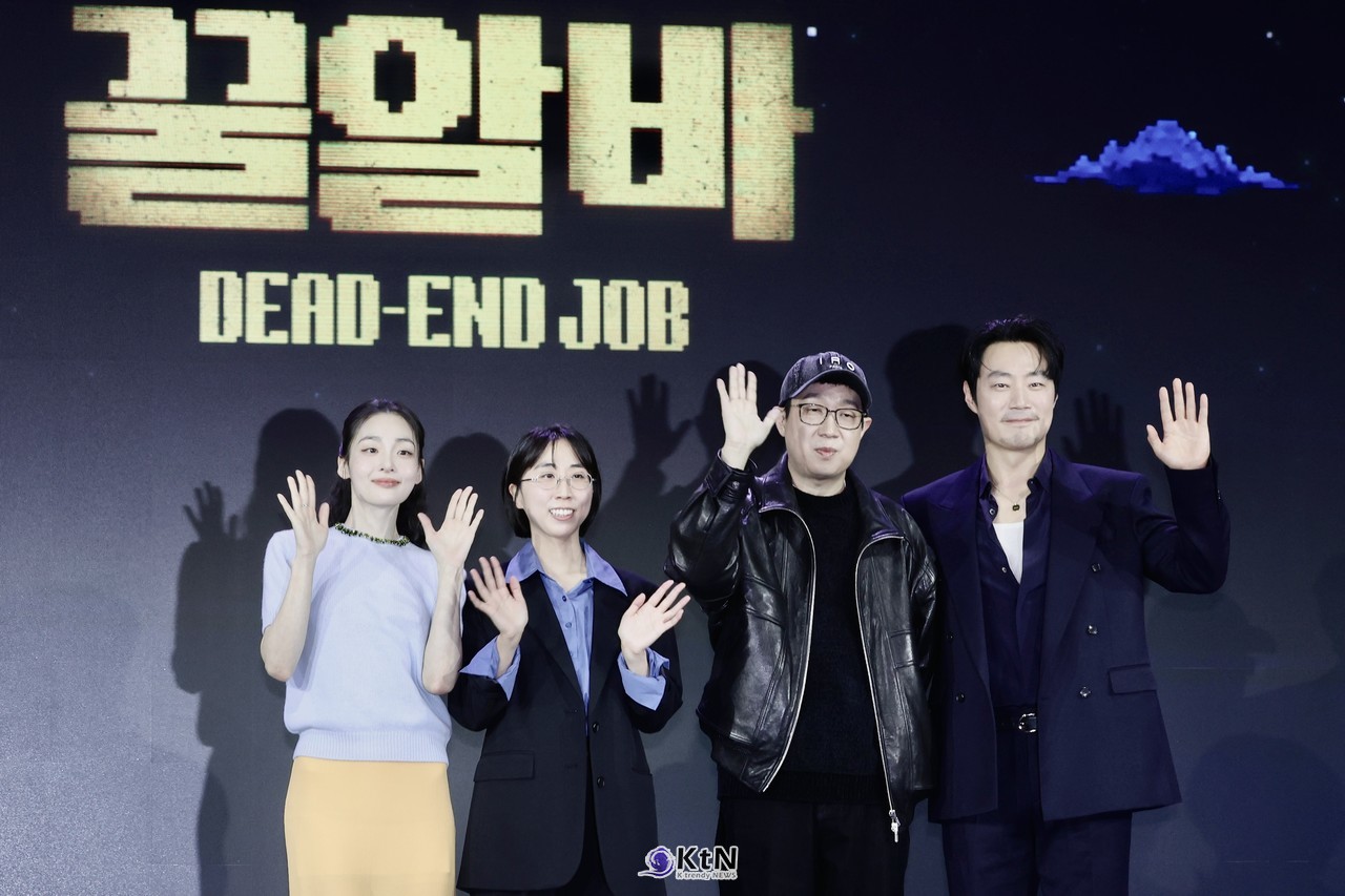 [KtN 현장포토] '생계형 호러' 출격… 넷플릭스 '꿀알바' 주역들의 파이팅 포즈 ...대형 스크린에 '꿀알바 DEAD-END JOB' 로고가 띄워진 무대 중앙, 배우 김민하(왼쪽부터)와 김다민 감독, 한준희 기획총괄, 배우 이희준이 나란히 서서 오른손 주먹을 쥔 채 취재진의 카메라를 응시하고 있다.   사진=2026. 10.28.K trendy NEWS DB ⓒ케이 트렌디뉴스 무단전재 및 수집, 재배포금지