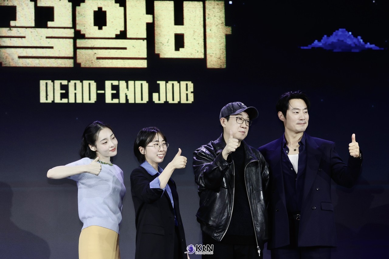 [KtN 현장포토] '생계형 호러' 출격… 넷플릭스 '꿀알바' 주역들의 파이팅 포즈 ...대형 스크린에 '꿀알바 DEAD-END JOB' 로고가 띄워진 무대 중앙, 배우 김민하(왼쪽부터)와 김다민 감독, 한준희 기획총괄, 배우 이희준이 나란히 서서 오른손 주먹을 쥔 채 취재진의 카메라를 응시하고 있다.   사진=2026. 10.28.K trendy NEWS DB ⓒ케이 트렌디뉴스 무단전재 및 수집, 재배포금지