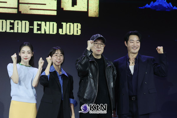 [KtN 현장포토] '생계형 호러' 출격… 넷플릭스 '꿀알바' 주역들의 파이팅 포즈 ...대형 스크린에 '꿀알바 DEAD-END JOB' 로고가 띄워진 무대 중앙, 배우 김민하(왼쪽부터)와 김다민 감독, 한준희 기획총괄, 배우 이희준이 나란히 서서 오른손 주먹을 쥔 채 취재진의 카메라를 응시하고 있다.   사진=2026. 10.28.K trendy NEWS DB ⓒ케이 트렌디뉴스 무단전재 및 수집, 재배포금지
