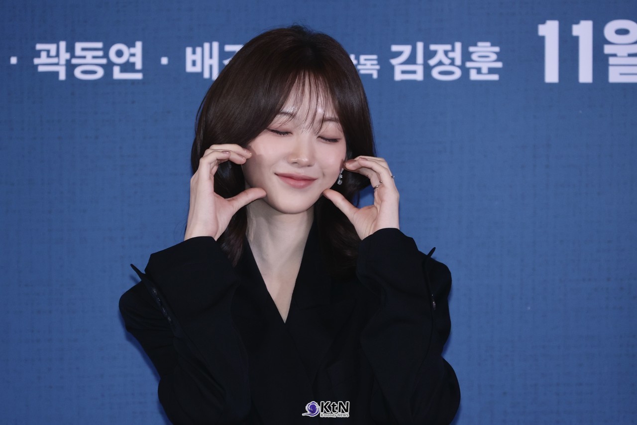 [KtN 현장포토]'최종면접' 조이현, 서늘한 눈빛 벗고 과즙 팡팡 터진 '인간 하트' 배우 조이현이 28일 오후 서울 용산구 CGV 용산아이파크몰에서 열린 영화 '최종면접'(감독 김정훈) 제작발표회에 참석해 플래시 세례를 받고 있다.  사진=2026. 10.29 K trendy NEWS DB ⓒ케이 트렌디뉴스 무단전재 및 수집, 재배포금지