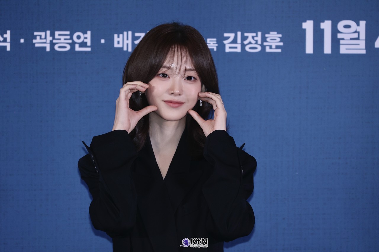 [KtN 현장포토]'최종면접' 조이현, 서늘한 눈빛 벗고 과즙 팡팡 터진 '인간 하트' 배우 조이현이 28일 오후 서울 용산구 CGV 용산아이파크몰에서 열린 영화 '최종면접'(감독 김정훈) 제작발표회에 참석해 플래시 세례를 받고 있다.  사진=2026. 10.29 K trendy NEWS DB ⓒ케이 트렌디뉴스 무단전재 및 수집, 재배포금지