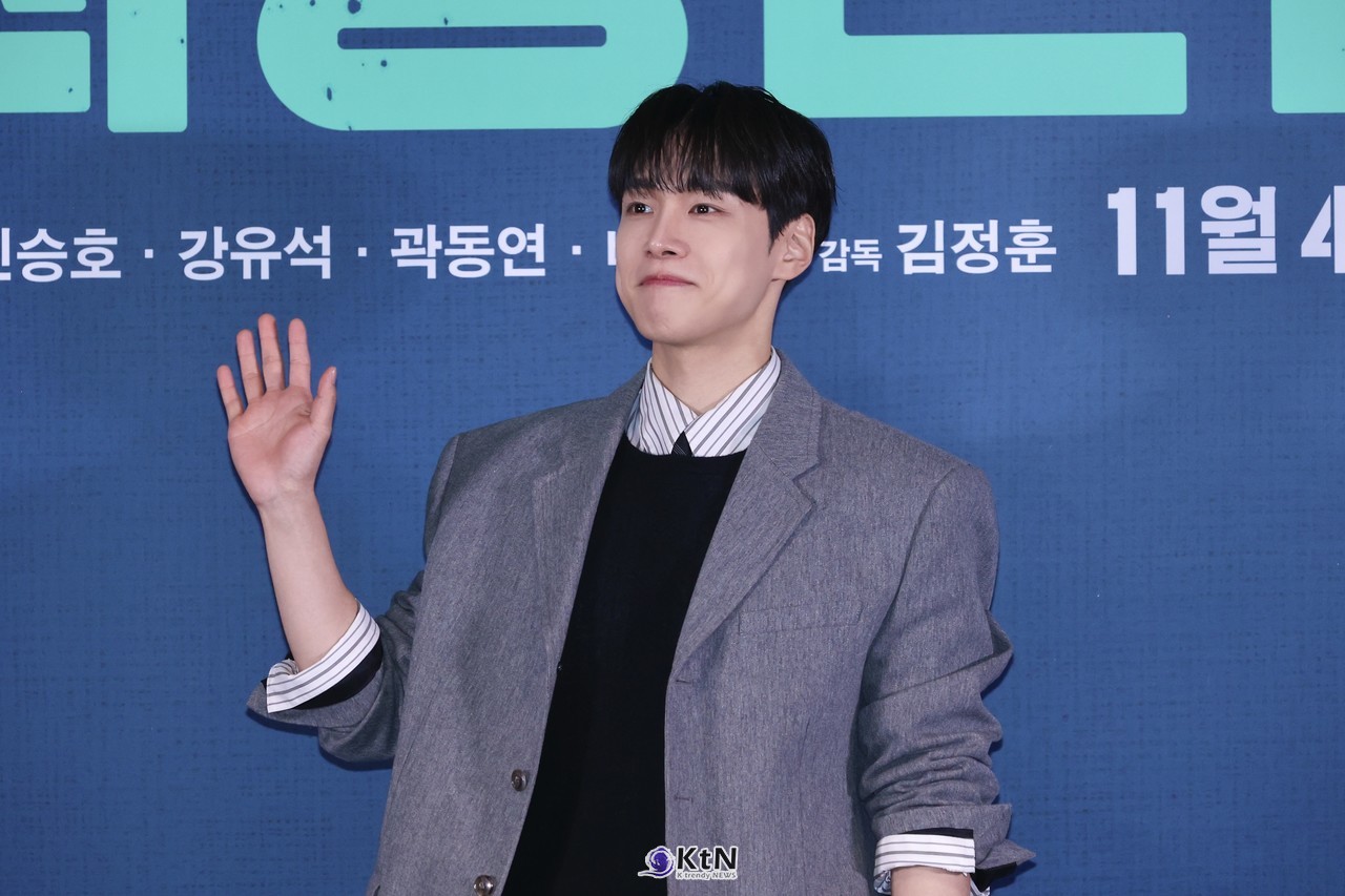 [KtN 현장포토]  '최종면접' 강유석, 긴장감 녹이는 훈훈한 손인사… '댄디룩의 정석'  사진=2026. 10.29 K trendy NEWS DB ⓒ케이 트렌디뉴스 무단전재 및 수집, 재배포금지