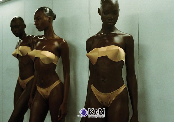 탄 컬러의 밴도형 상의와 하이컷 언더웨어를 조합한 YEEZY×Mowalola 'KITTY' 캠페인. 밝은 탄 컬러와 짙은 피부톤의 대비, 허리와 골반의 윤곽이 강조된 스타일.