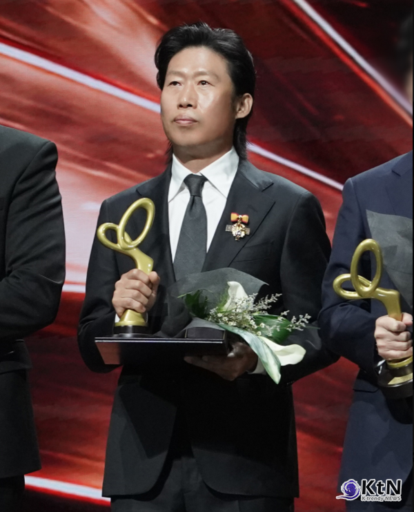 큰 상 감사…'대통령표창 ' 유해진, 논란의 ‘암살자(들)’ 지우고 ‘왕사남’만 남긴 수상 소감  사진=2026. 10.31 @vastprbot VAST엔터테인먼트    K trendy NEWS DB ⓒ케이 트렌디뉴스 무단전재 및 수집, 재배포금지