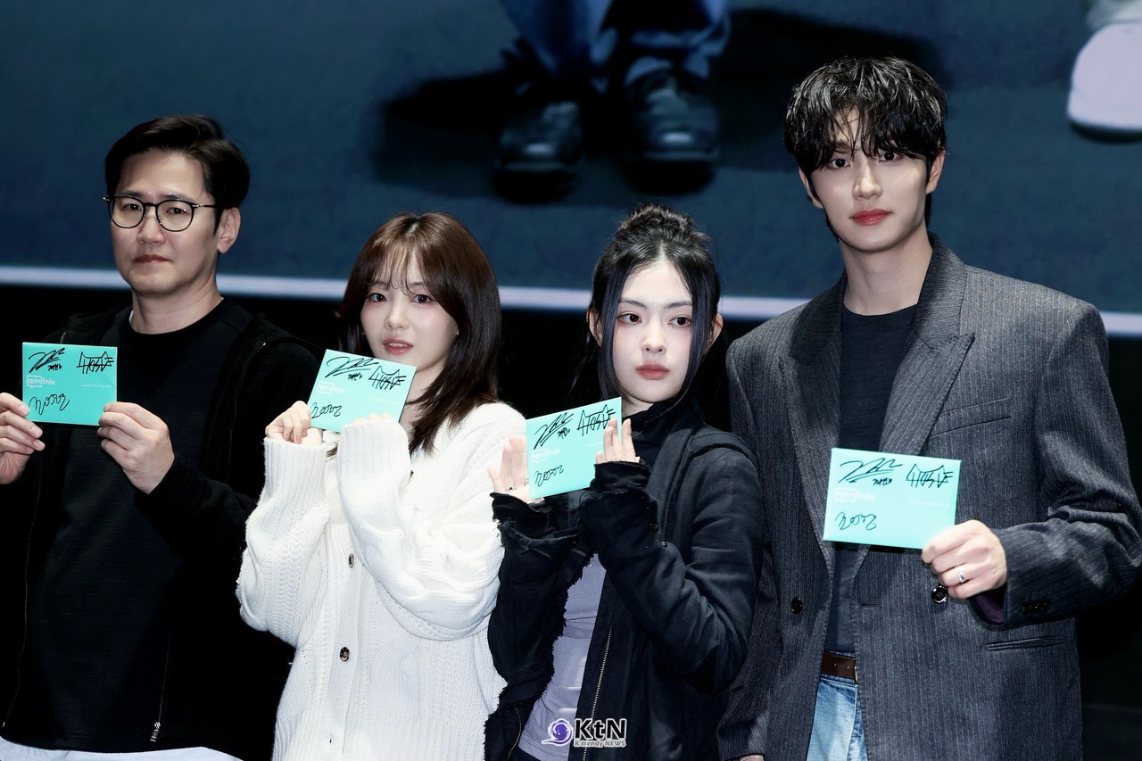 11월 4일 극장 개봉을 앞둔 영화 ‘최종면접’의 김정훈 감독과 배우 조이현, 배강희, 김재원이 31일 서울 메가박스 코엑스 상영관에서 친필 사인이 적힌 카드를 들고 첫 공식 무대인사에 참석했다.  사진=2026. 10.31 K trendy NEWS DB ⓒ케이 트렌디뉴스 무단전재 및 수집, 재배포금지