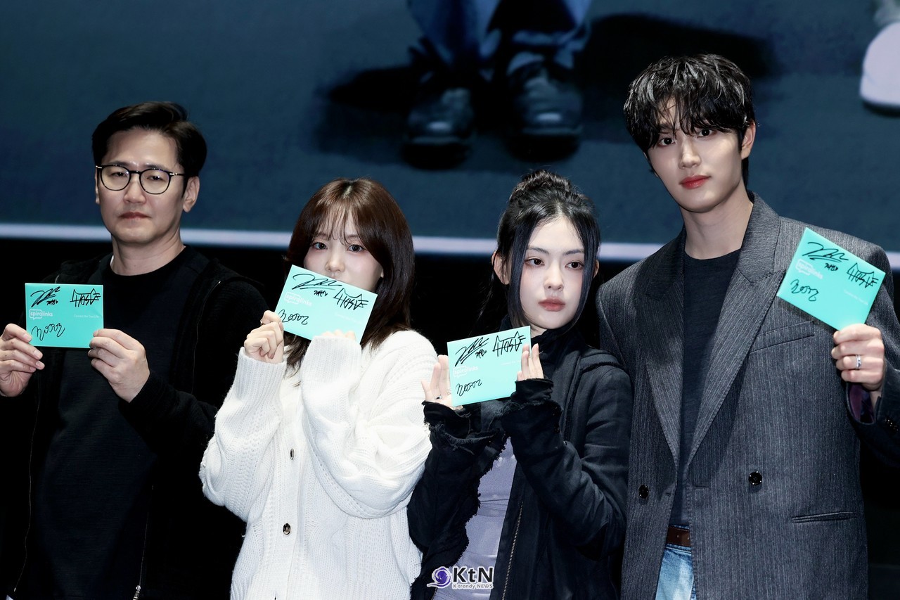 11월 4일 극장 개봉을 앞둔 영화 ‘최종면접’의 김정훈 감독과 배우 조이현, 배강희, 김재원이 31일 서울 메가박스 코엑스 상영관에서 친필 사인이 적힌 카드를 들고 첫 공식 무대인사에 참석했다.  사진=2026. 10.31 K trendy NEWS DB ⓒ케이 트렌디뉴스 무단전재 및 수집, 재배포금지