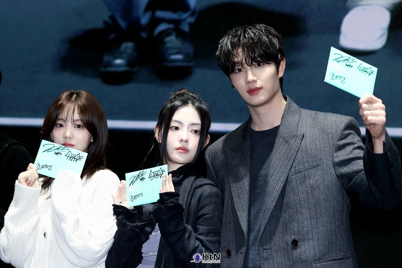 [KtN 현장포토] '최종면접' 배강희, 올블랙 뚫고 나오는 독보적 시크함 ...배우 조이현, 배강희, 김재원이 함께 참석해 극장을 찾은 관객들에게 감사의 인사를 전했다 (서울 강남구 메가박스 코엑스에서 열린 영화 ‘최종면접’의 첫 공식 무대인사) 사진=2026. 10.31 K trendy NEWS DB ⓒ케이 트렌디뉴스 무단전재 및 수집, 재배포금지 