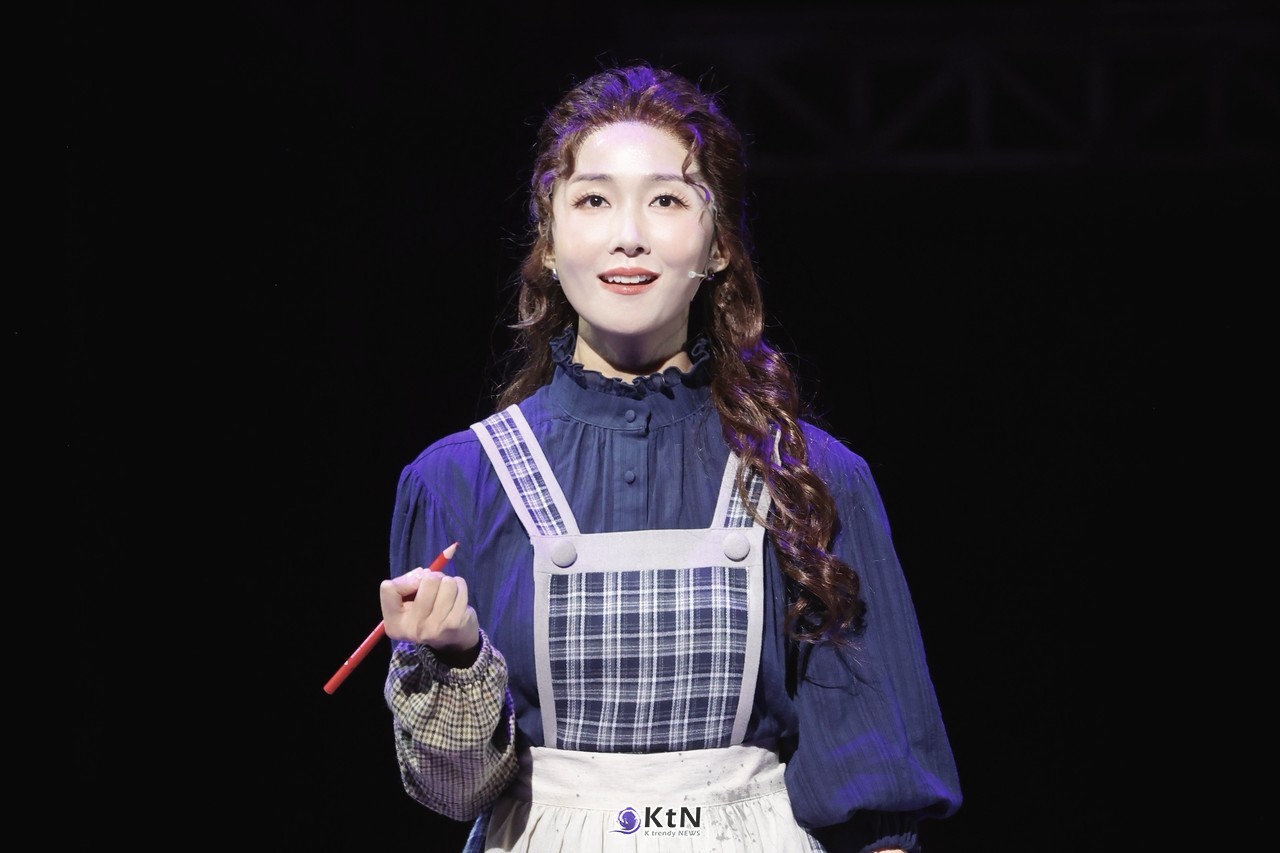[KtN 현장포토] 이정화, 붉은 연필을 든 편집국 교정원…표정에 담긴 진실의 무게  사진=2026. 10.31 K trendy NEWS DB ⓒ케이 트렌디뉴스 무단전재 및 수집, 재배포금지