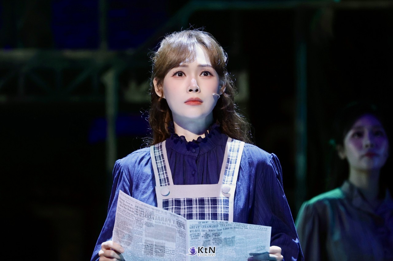 [KtN 현장포토] 허윤슬, 신문을 펼친 순간 달라진 눈빛…편집국 교정원 마르타  (뮤지컬 마제스티 프레스콜) 사진=2026. 10.31 K trendy NEWS DB ⓒ케이 트렌디뉴스 무단전재 및 수집, 재배포금지