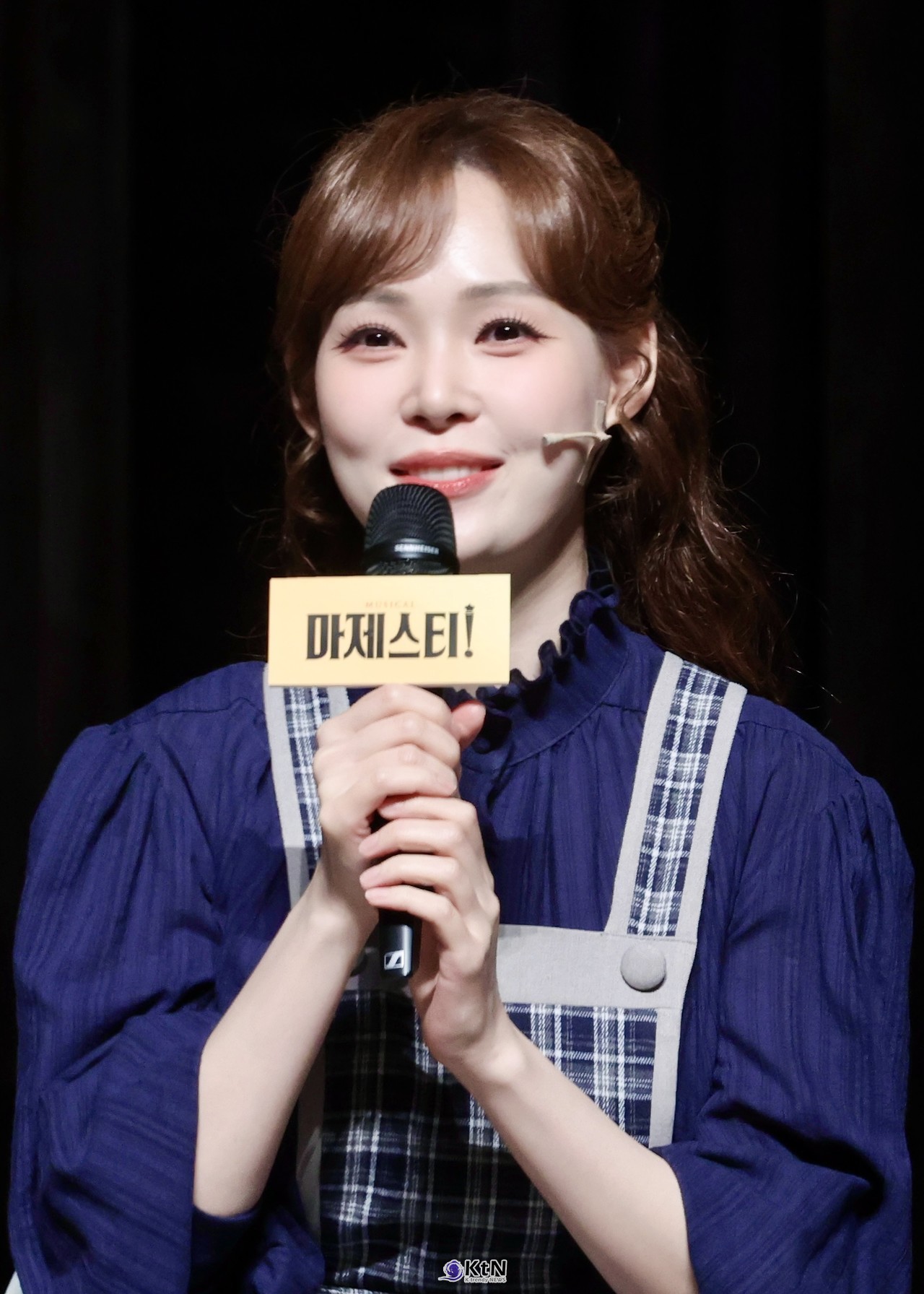 [KtN 현장포토] 허윤슬, 신문을 펼친 순간 달라진 눈빛…편집국 교정원 마르타  (뮤지컬 마제스티 프레스콜) 사진=2026. 10.31 K trendy NEWS DB ⓒ케이 트렌디뉴스 무단전재 및 수집, 재배포금지